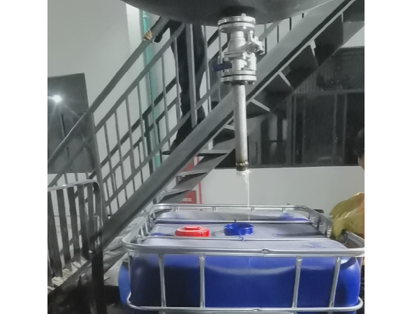 裕如防水涂料裝箱中